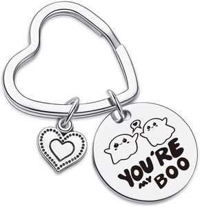 Detailansicht herzförmiger Schlüsselanhänger mit You're My Boo Gravur und Gespenst