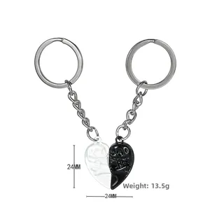 Detail van magnetische hartvormige schedel sleutelhangers in zwart en wit metaal