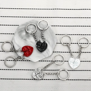 Dettaglio del portachiavi magnetico a forma di cuore con incisione a teschio e ossa