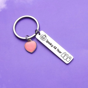Porte-clés en acier inoxydable Spooky All Year avec cœur rose pailleté et gravure
