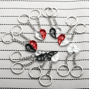 Portachiavi magnetici a cuore con teschio per coppie in diverse combinazioni di colori
