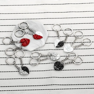 Portachiavi Coppia Magnetico a Cuore Con Teschio Vintage Lega di Zinco Gothic Punk Portachiavi a Cuore Diviso Regalo Per Innamorati