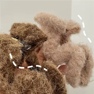 Vue détaillée des pinces à cheveux en fausse fourrure douce en marron et rose clair