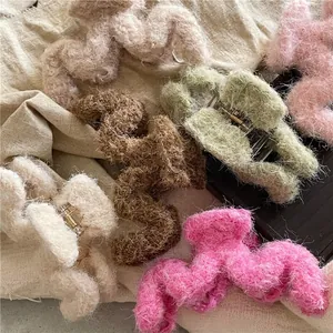 Grande Pince à Cheveux en Peluche Style Coréen Doux Forme de M Ondulée Accessoire Cheveux en Fausse Fourrure pour Femmes