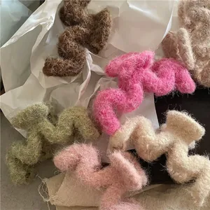 Pinces à cheveux en peluche colorée en forme de M pour des coiffures d'automne et d'hiver