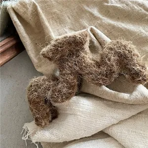 Détail de la pince à cheveux ondulée marron sur lin rustique avec textures naturelles