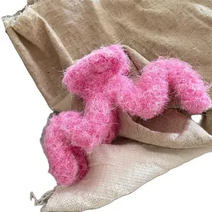 Pince à cheveux rose en peluche avec design ondulé pour coiffures volumineuses
