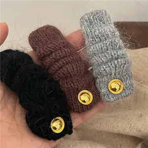 Fermagli per capelli rettangolari in maglia nera, marrone e grigia con logo dorato