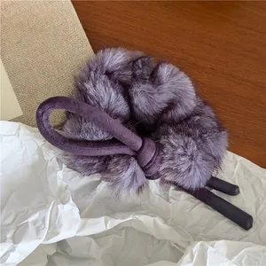 Chouchou de luxe en fausse fourrure violette avec ruban en daim et pendentif