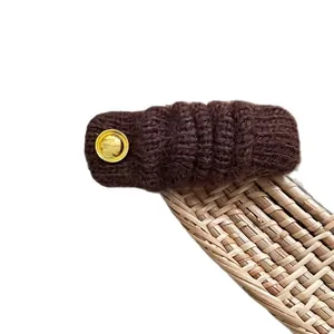 Fermaglio per capelli rettangolare in maglia marrone con elegante emblema rotondo dorato