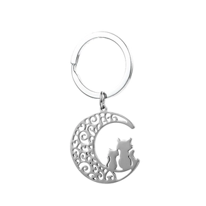 Detailansicht vom Mond und Katzen-Silhouette-Anhänger am Edelstahl Schlüsselanhänger