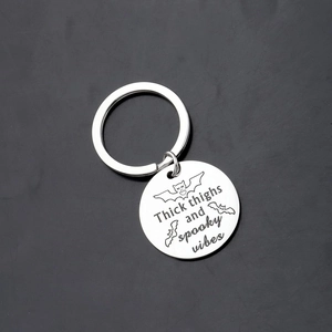 Porte-clés en Acier Inoxydable Halloween Gravé Chauve-souris Thick Thighs Spooky Vibes Pendentif Rond pour Cadeau de Fête
