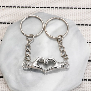 Porte-clés de Couple Geste de la Main Cœur Magnétique Alliage de Zinc Argent Paume Anneau pour Amoureux Cadeau Saint Valentin