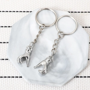 Porte-clés magnétique en forme de cœur avec geste de la main pour couples en argent