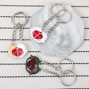 Trois paires de porte-clés dauphin pour couples formant des cœurs avec texte LOVE