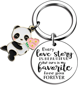 Gros plan du porte-clés panda gravé avec message d'amour et breloque en émail