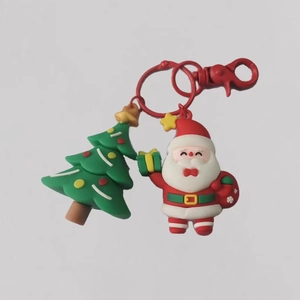 Simpatico portachiavi natalizio con Babbo Natale e albero in PVC con gancio rosso