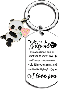 Détail du porte-clés panda mignon avec une plaque en métal gravée I Love You