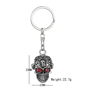 Porte-clés crâne punk vintage avec yeux rouges et gravures, poids 22,7g, taille 33x22mm
