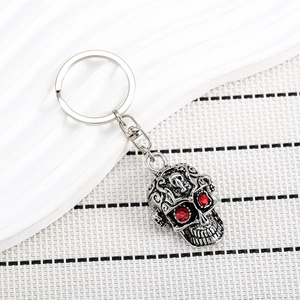Porte-clés Tête de Mort Gothique Vintage Yeux en Strass Rouge Argent Antique Alliage de Zinc Pendentif Punk Cadeau Halloween