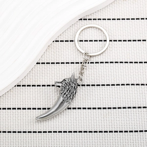 Retro silver metal wolf head keychain with wolf fang pendant for men and cars