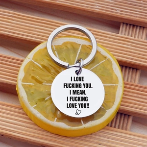 Porte-clés I love you en acier inoxydable poli avec cœur sur fond de citron frais