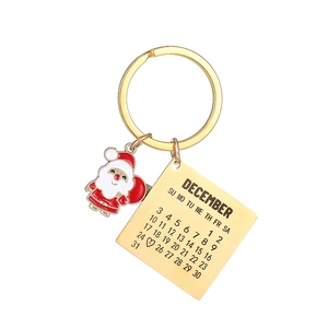Détail du porte-clés Père Noël avec calendrier de décembre gravé et finition dorée S925