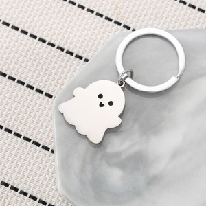 Porte-clés fantôme mignon en acier inoxydable argenté sur plateau en marbre