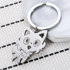 Porte-clés Pokemon Poussacha en métal poli argenté sur un fond minimaliste moderne