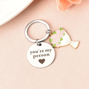 Portachiavi in Acciaio Inossidabile con Cuore Inciso e Ciondolo a Mazzo di Fiori Rosa in Smalto Regalo di San Valentino Donna