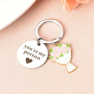 Portachiavi in acciaio inox con incisione You're My Person e ciondolo a bouquet rosa