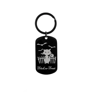 Détail d'un porte-clés plaque militaire noir mat avec motif de chat pour Halloween