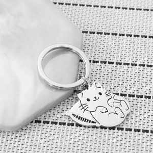 Porte-clés chat mignon en acier inoxydable avec finition argentée sur fond marbre