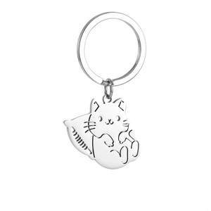 Détail du porte-clés chat en acier inoxydable poli avec un design de chaton mignon