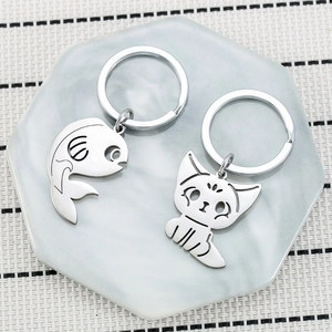 Porte-Clés Minimaliste en Acier Inoxydable Chat et Carpe Cadeau Pour Amis Pendentif de Sac de Dessin Animé Japonais Couleur Argent Accessoire de Clés