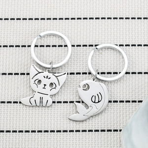 Porte-clés minimaliste en acier inoxydable avec pendentifs chat et poisson mignon