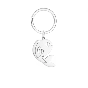 Vue détaillée d'un pendentif poisson en acier poli sur un anneau de porte-clés argenté rond