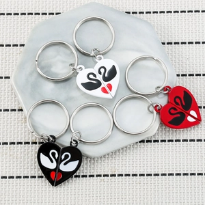 Porte-clés cygne magnétique en alliage de zinc avec ensemble de pendentifs en forme de cœur