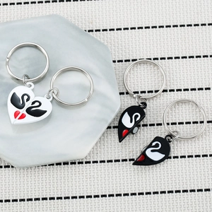 Porte-clés couple magnétique cygne et cœur en alliage de zinc noir et blanc chic