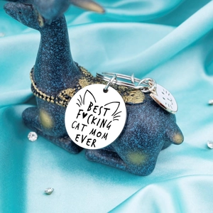 Porte-clés Cat Mom Ever en acier inoxydable poli avec charm chat sur fond bleu