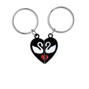 Détail du porte-clés magnétique cygne en forme de cœur avec émail noir et anneaux
