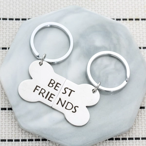 Set van twee roestvrijstalen sleutelhangers in botvorm met Best Friends inscriptie