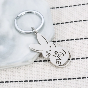 Edelstahl Schlüsselanhänger Hase mit LOVE-Gravur und herzförmigem Ring für Taschen