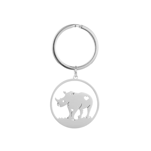 Détail du porte-clés rhinocéros ajouré avec petit cœur en métal argenté poli et brillant