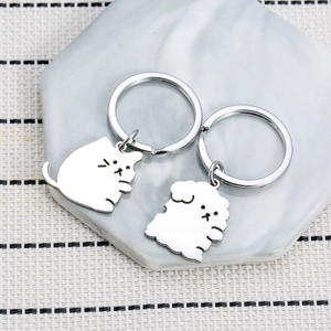 Coppia di portachiavi in acciaio inox con gatto e cane su vassoio in marmo decorativo