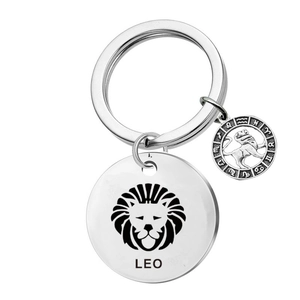 Vue détaillée du porte-clés zodiaque Lion en acier inoxydable argenté avec gravure LEO