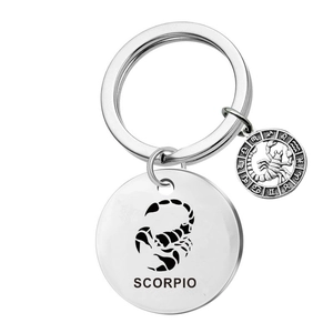 Détail du porte-clés zodiaque Scorpion en argent avec disque en acier inoxydable gravé