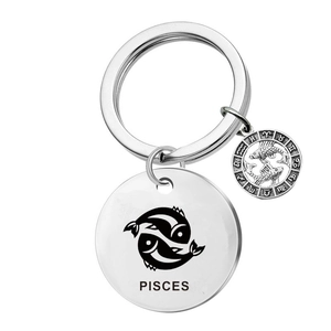 Vue macro du porte-clés Poissons en acier inoxydable argenté avec pendentif gravé