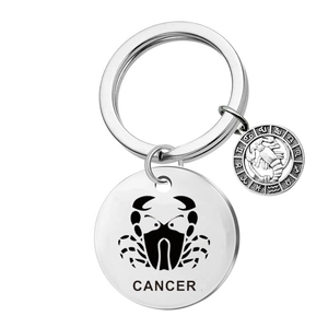 Porte-clés Cancer en acier inoxydable poli avec pendentif rond gravé sur fond blanc