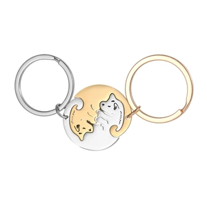 Makroaufnahme von ineinandergreifenden Katzen-Anhängern in Gold und Silber